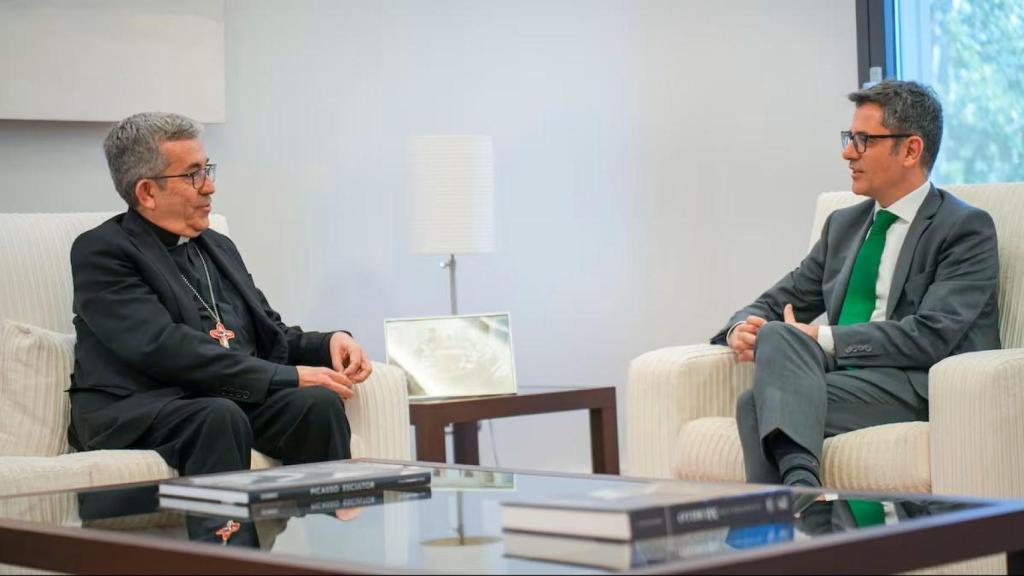 El presidente de la Conferencia Episcopal Española, Mons. Luis Argüello, en su reunión con el ministro de la Presidencia, Félix Bolaños, en abril de 2024.