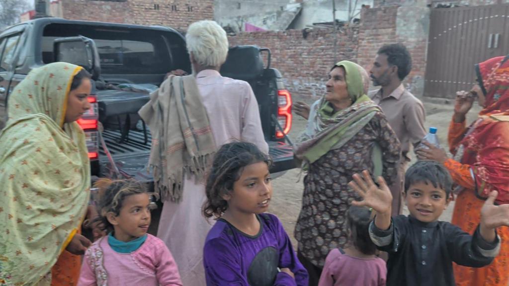 Algunos de los últimos 23 esclavos cristianos liberados por el padre Federico en Pakistán.