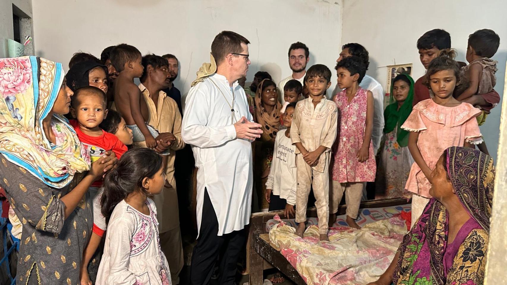 El padre Federico, en el centro, y un voluntario,  junto a familias cristianas liberadas de la esclavitud en Pakistán