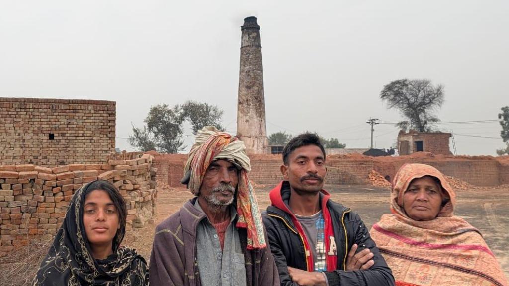 Esclavos cristianos frente a un hornillo de ladrillos en una zona rural de Pakistán.