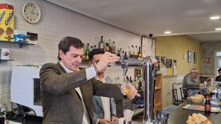 Alfonso Fernández Mañueco 'tirando la caña' en el Bar Poly de La Vellés (Salamanca).