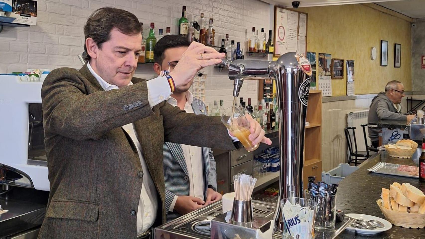 Alfonso Fernández Mañueco tirando cañas en el Bar Poly de La Vellés (Salamanca).