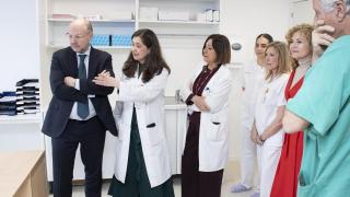 Alberto Jara, gerente del Sescam, durante la visita al Hospital General Universitario de Guadalajara.