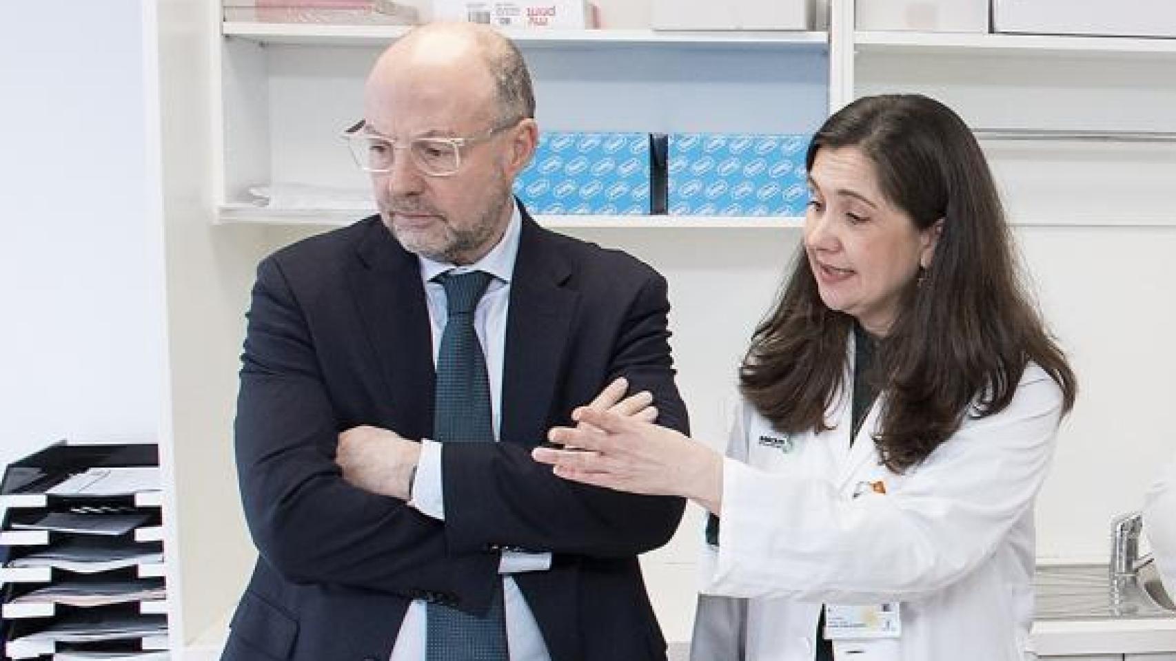 Alberto Jara, gerente del Sescam, durante la visita al Hospital Universitario de Guadalajara.