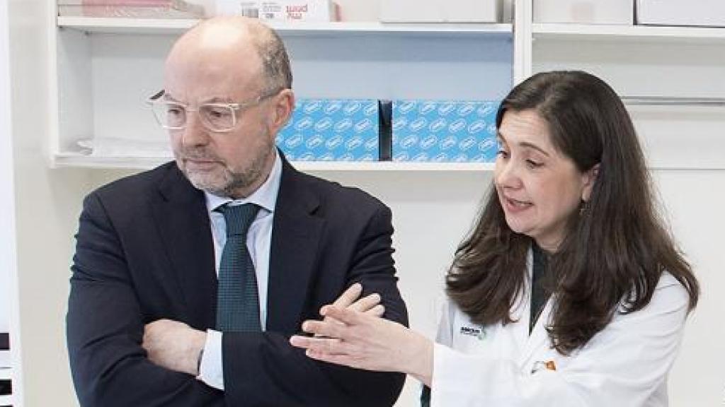 Alberto Jara, gerente del Sescam, durante la visita al Hospital Universitario de Guadalajara.