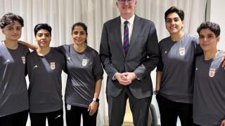 Tony Burke, ministro del Interior de Australia, con las jugadoras iraníes que han pedido asilo.