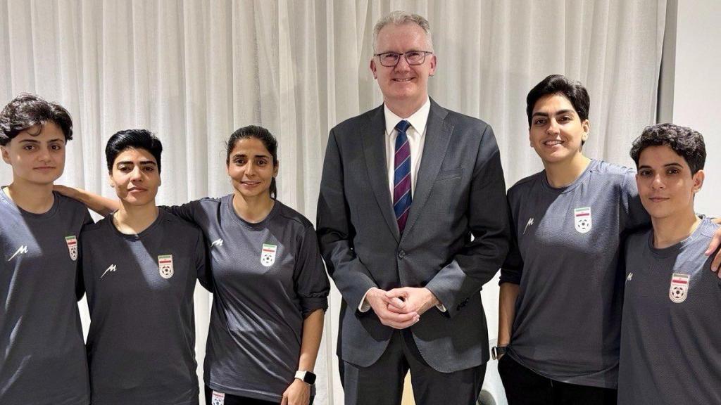 Tony Burke, ministro del Interior de Australia, con las jugadoras iraníes que han pedido asilo.