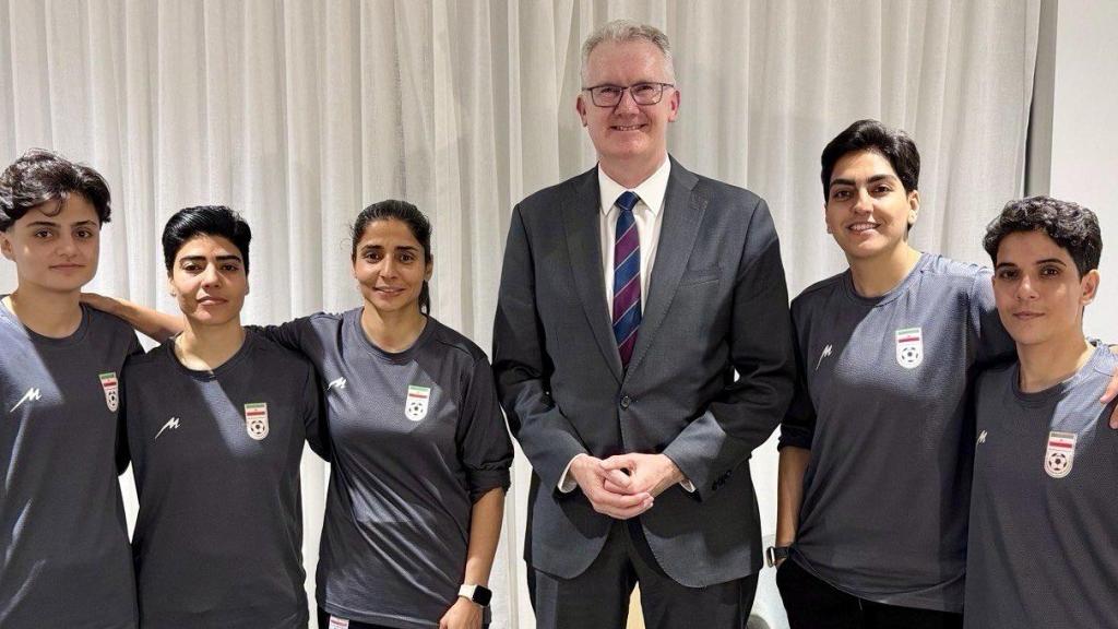 Tony Burke, ministro del Interior de Australia, con las jugadoras iraníes que han pedido asilo.