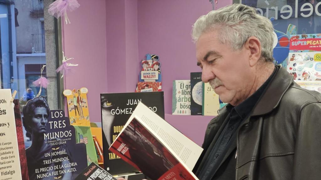 Manuel Avilés repasando uno de sus libros.