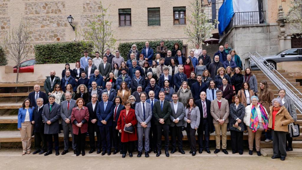 Foto de familia de la celebración, en la plaza pública del Corral de Don Diego.