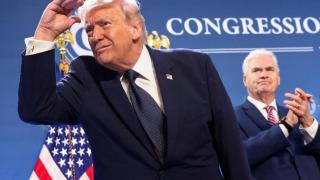 El presidente de Estados Unidos, Donald Trump, mira desde el escenario después de pronunciar un discurso ante miembros del Partido Republicano en el Trump National Doral Miami.