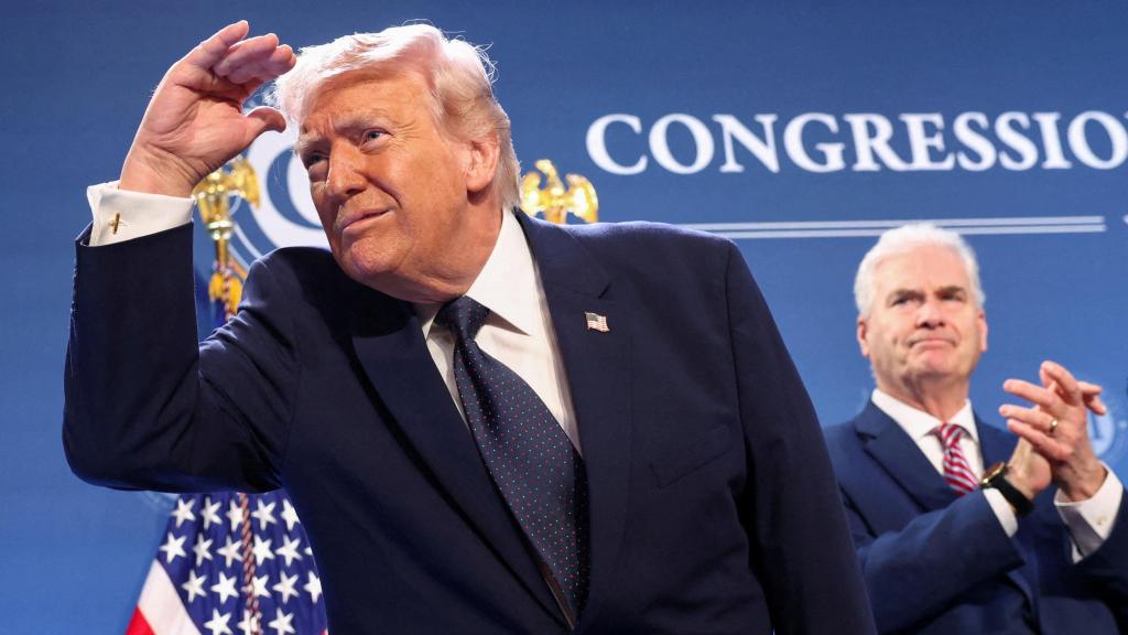 El presidente de Estados Unidos, Donald Trump, mira desde el escenario después de pronunciar un discurso ante miembros del Partido Republicano en el Trump National Doral Miami.