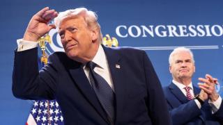 El presidente de Estados Unidos, Donald Trump, mira desde el escenario después de pronunciar un discurso ante miembros del Partido Republicano en el Trump National Doral Miami.