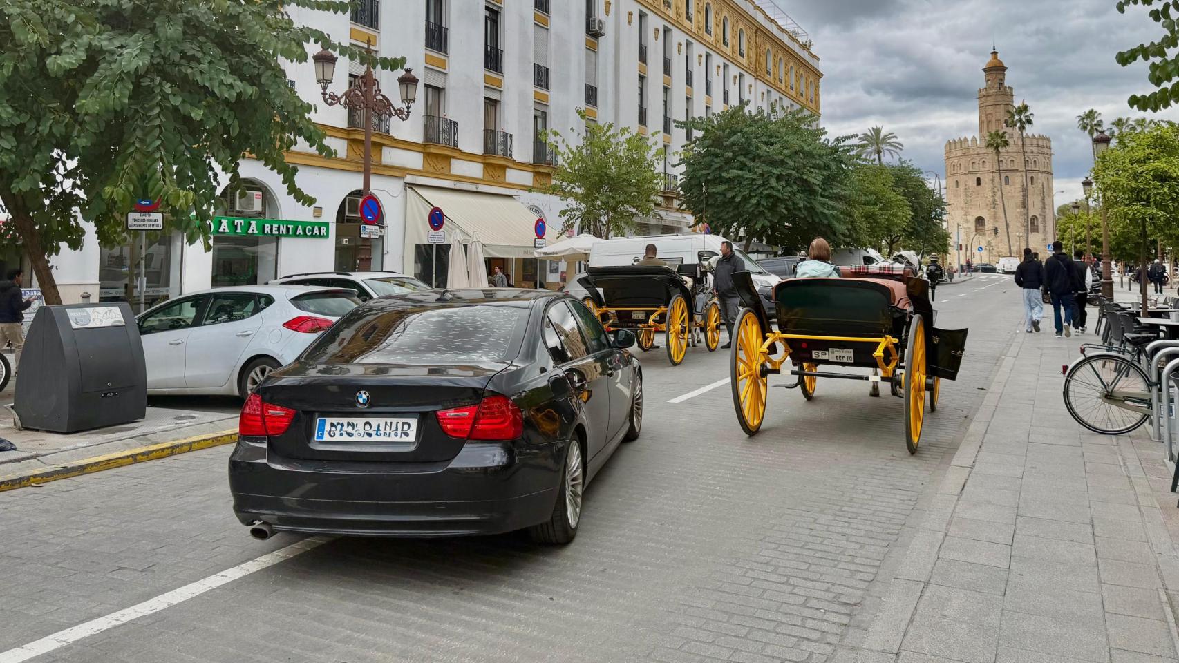 Un coche de motor coge entre dos carriles por la presencia de dos carruajes.