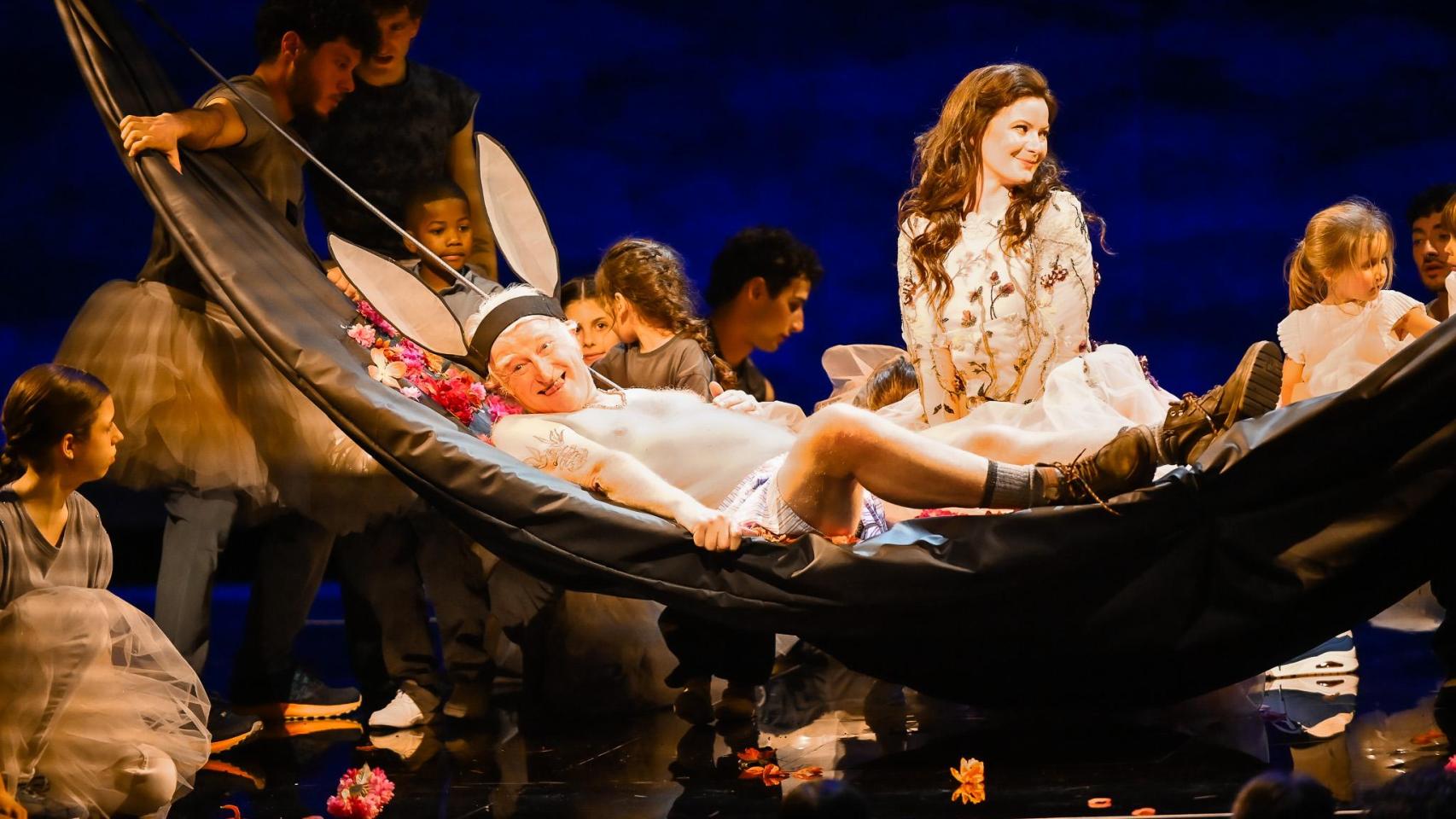 Liv Redpath (Tytania), Clive Bayley (Botton), Pequeños Cantores de la ORCAM y niños actores y bailarines en 'El sueño de una noche de verano'. Foto: Claire Egan