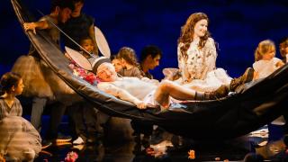 Liv Redpath (Tytania), Clive Bayley (Botton), Pequeños Cantores de la ORCAM y niños actores y bailarines en 'El sueño de una noche de verano'. Foto: Claire Egan