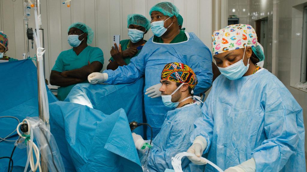 Pablo Juarez del Dago cirujano especialista en urología, durante su viaje a Camerún con la Fundación Urointec.