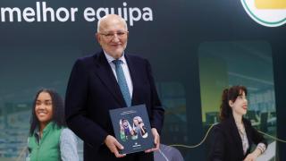 Juan Roig posa con la memoria de Mercadona tras presentar los resultados de 2025. EP / Rober Solsona