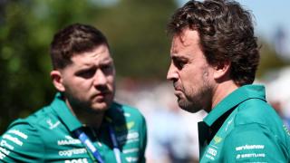 Fernando Alonso, con un ingeniero de Aston Martin en Australia.