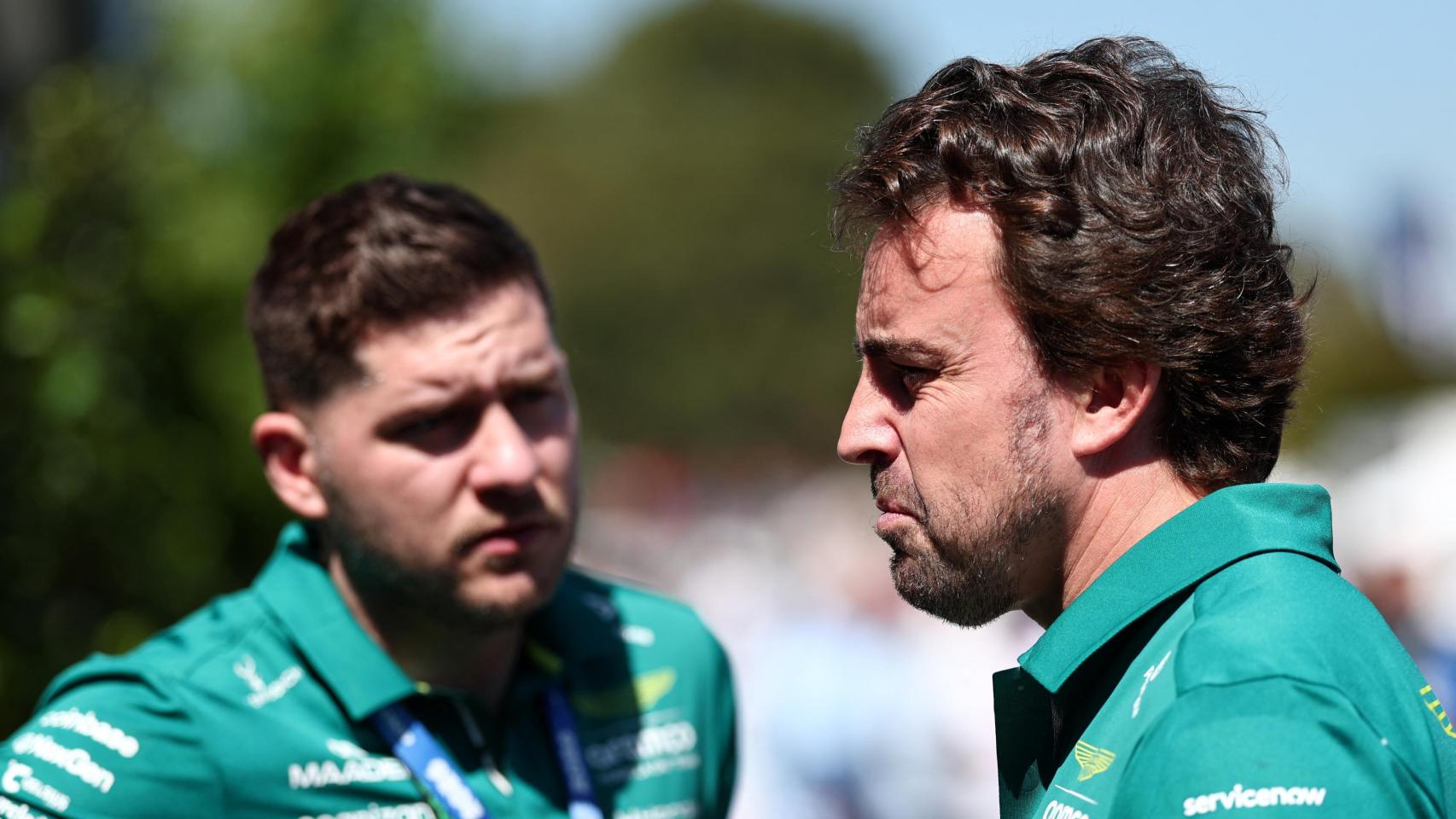 Fernando Alonso, junto con un ingeniero de Aston Martin en Australia