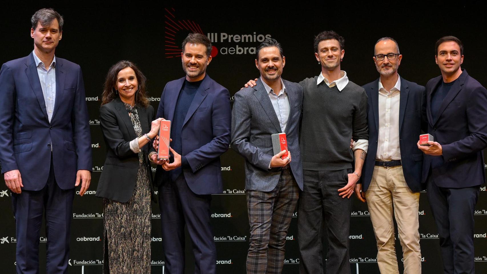El equipo de Numéricco junto a representantes de Grupo Lacasa tras recibir el galardón.