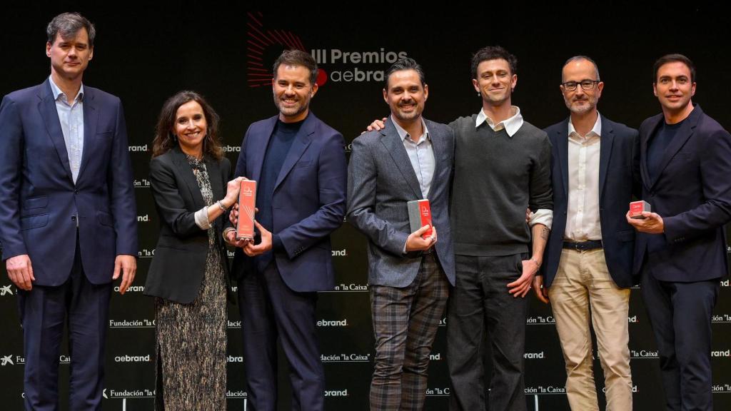 El equipo de Numéricco junto a representantes de Grupo Lacasa tras recibir el galardón.