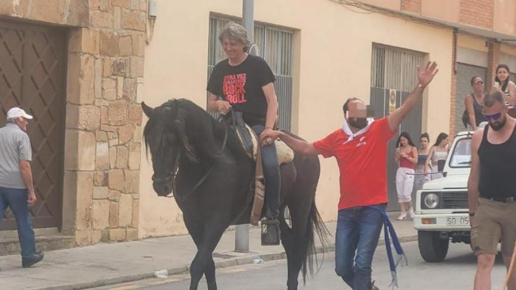 Carlos Martínez, a caballo en unas fiestas populares.