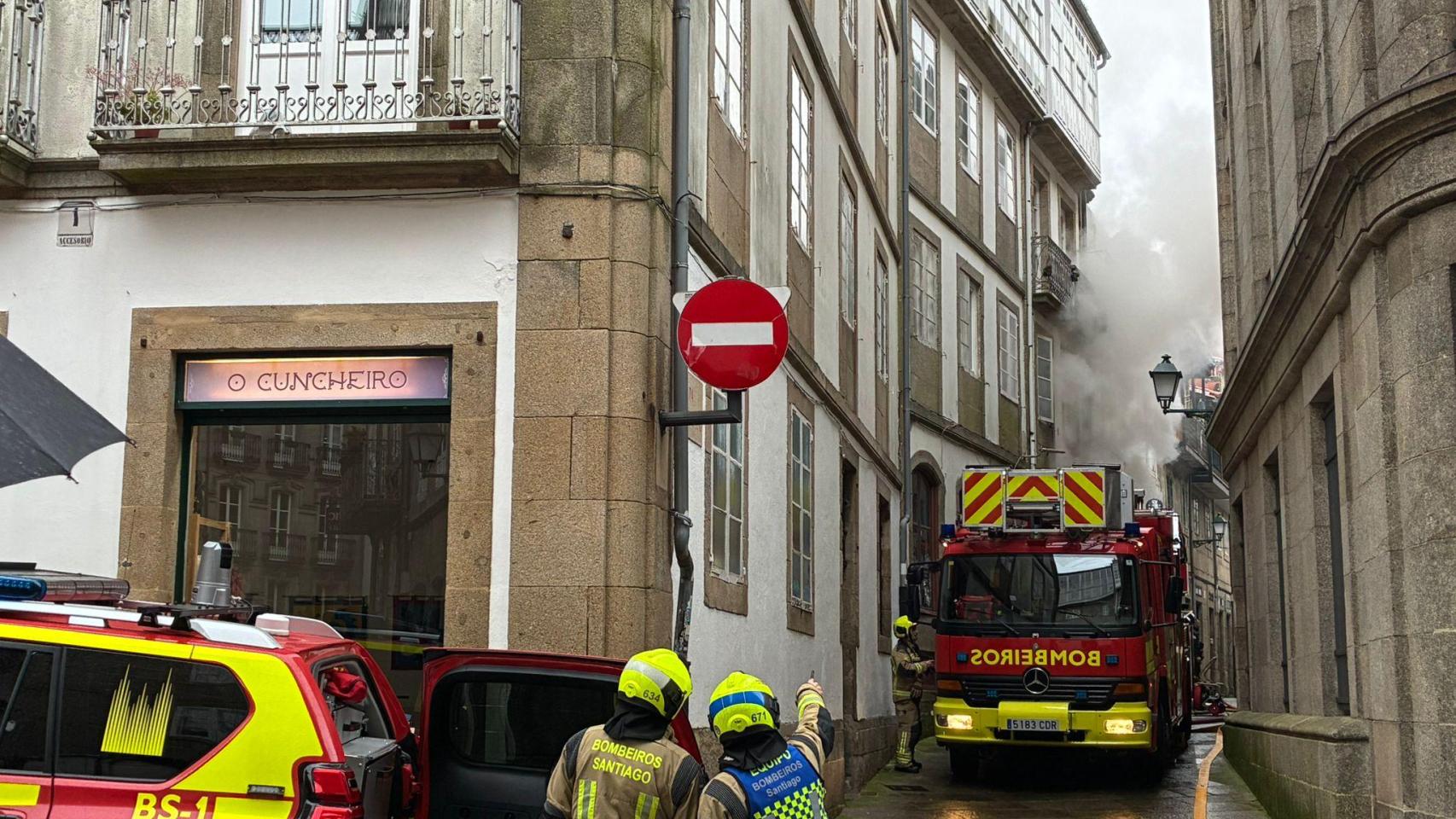 Bomberos de Santiago intentando sofocar el incendio