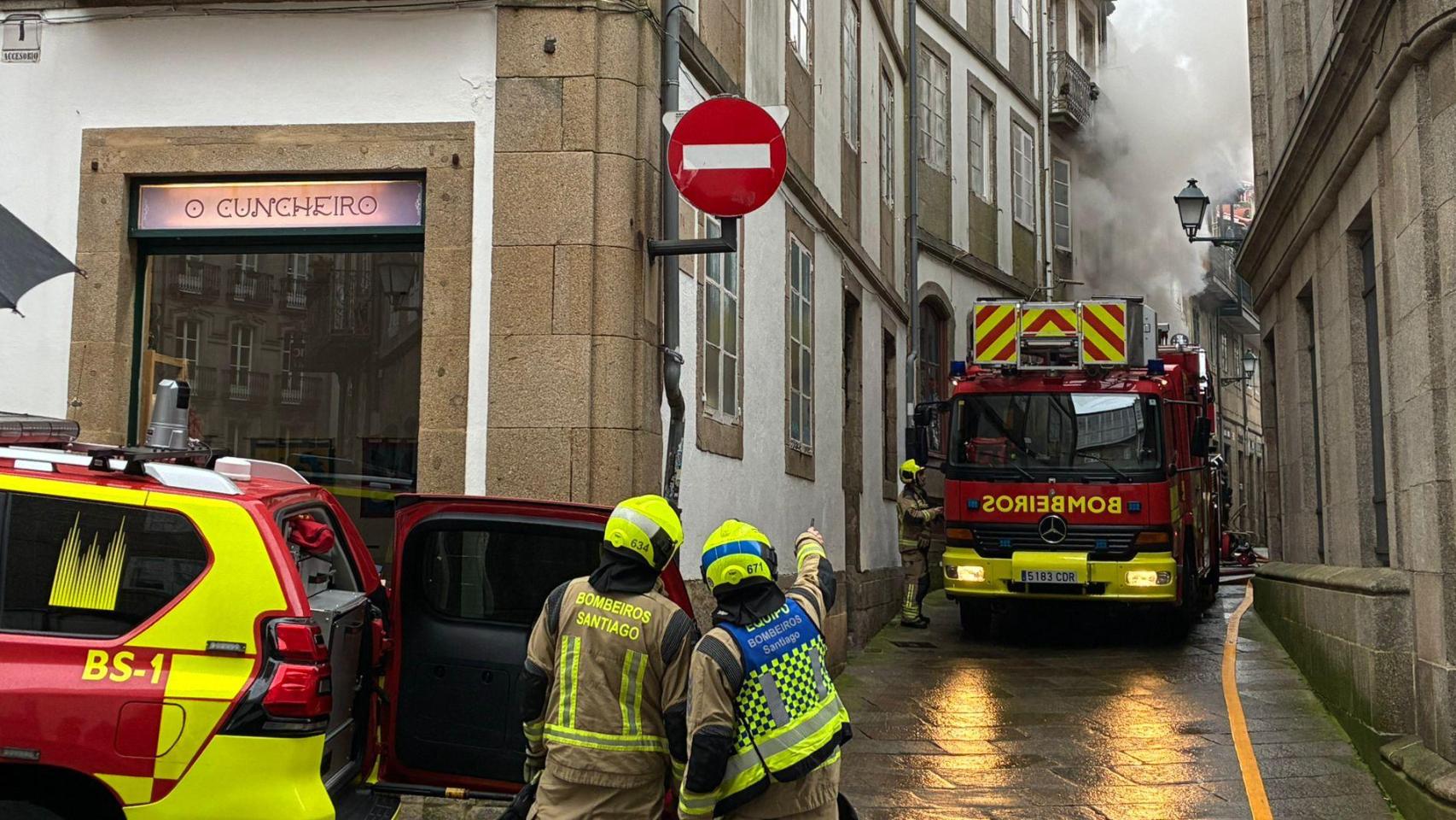 Bomberos de Santiago intentando sofocar el incendio