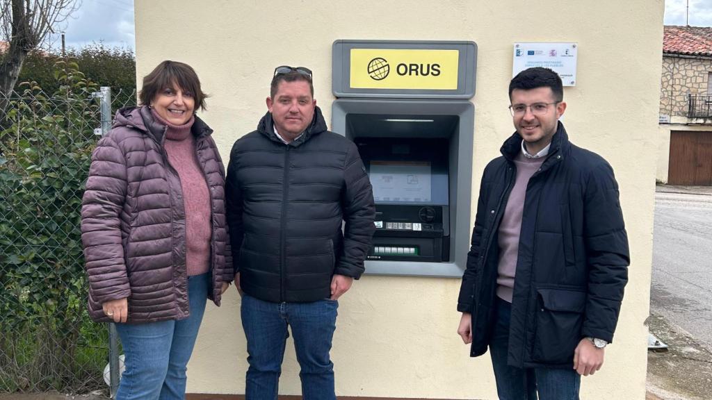 Concha Casado, diputada provincial del PP en Guadalajara; Ángel Faustino Fernández, alcalde de Villanueva de Alcorón y Román García, ortavoz del Grupo Popular en la Diputación de Guadalajara.