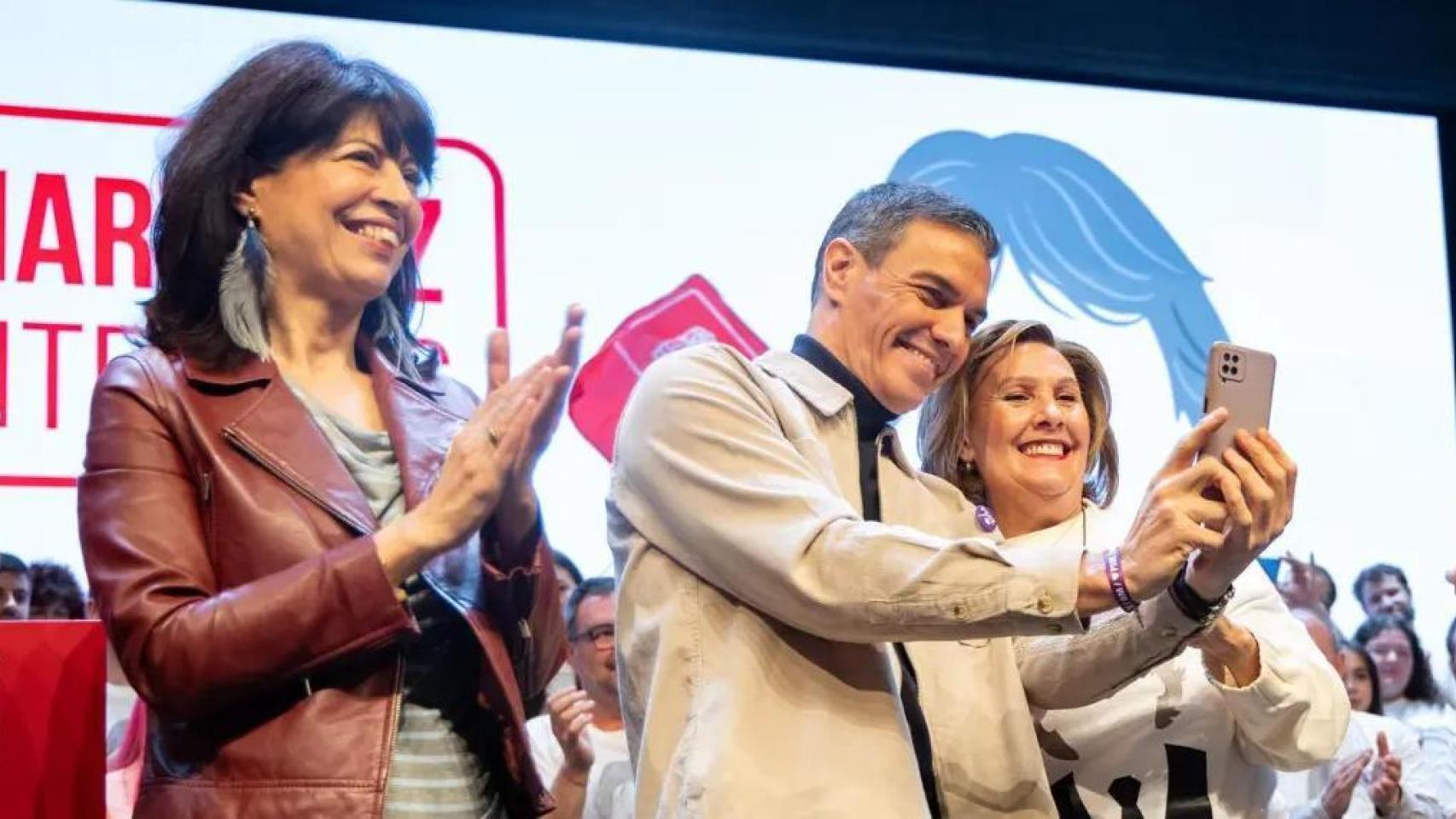 Ana Redondo bate el récord de peloteo con el  Sánchez superhéroe  y Feijóo se burla:  ¿Y necesita 700 asesores? 