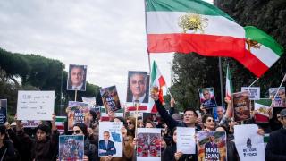 Exiliados iraníes frente al ministerio de asuntos exteriores italiano en Roma manifestándose en contra del régimen de los ayatolás y a favor del sah Reza Pahlaví el 15 de enero de 2026. Foto: Marco Di Gianvito / ZUMA Press Wir / Europa Press