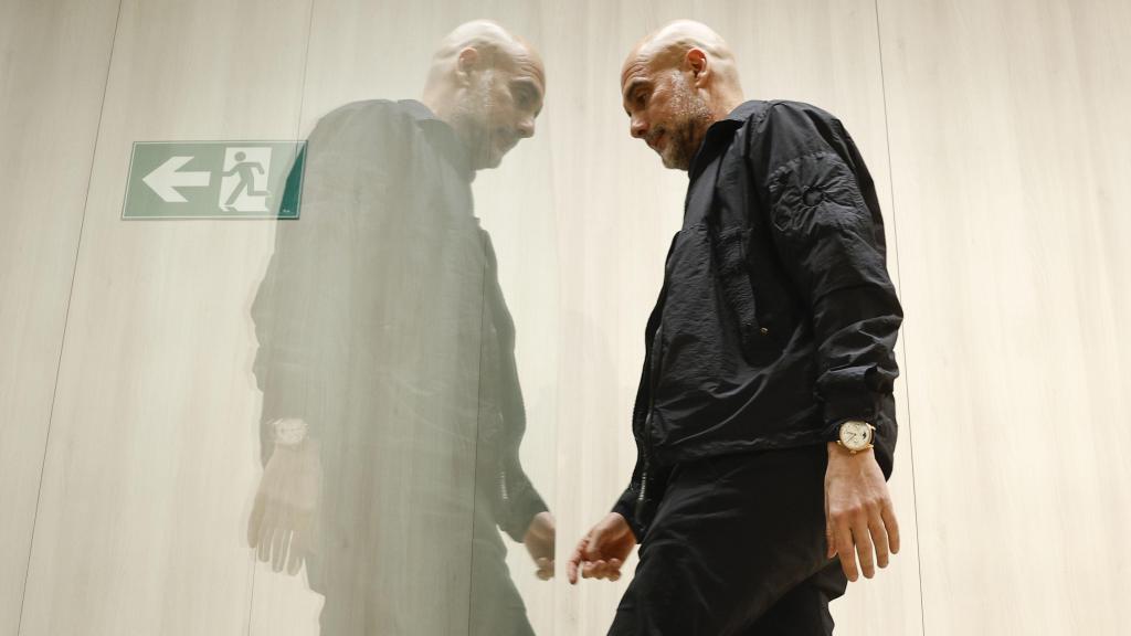 Pep Guardiola, abandonando la sala de prensa del Santiago Bernabéu
