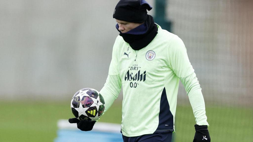Erling Haaland mirando el balón de la Champions League en un entrenamiento