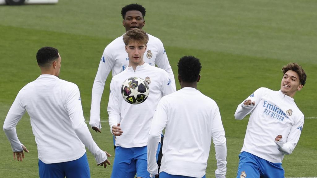 Tchouaméni, César Palacios y Thiago Pitarch, en el entrenamiento del Real Madrid