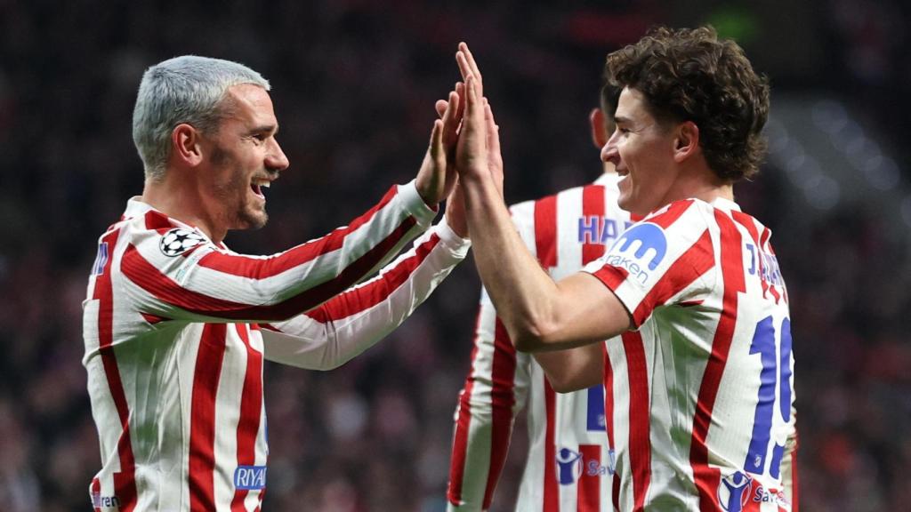 Griezmann y Julián Álvarez celebran uno de los goles del Atlético de Madrid.