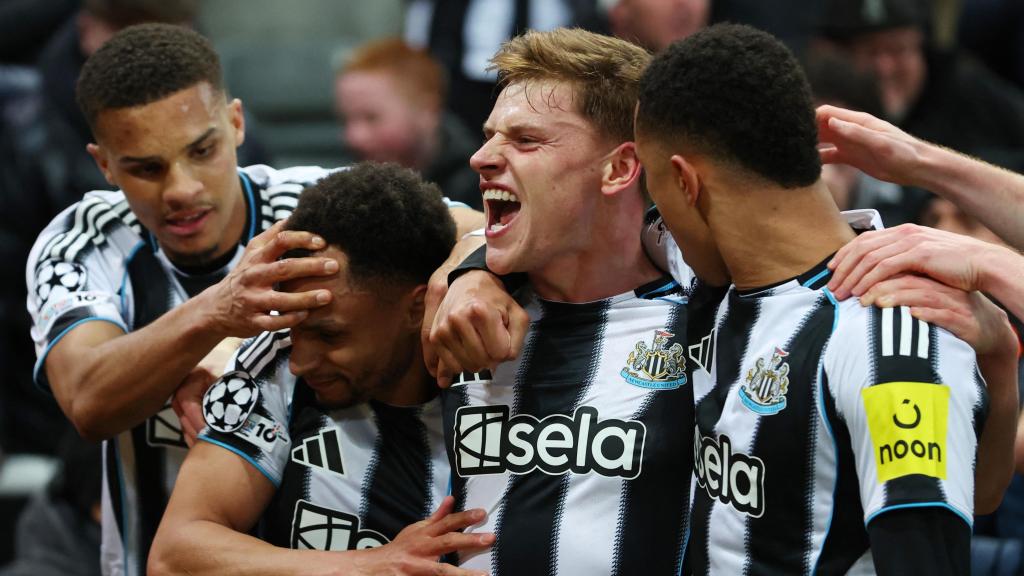 Barnes y los jugadores del Newcastle celebran el gol contra el Barça.