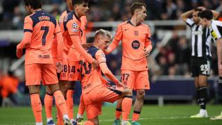 Los jugadores del Barça, exhaustos tras el pitido final en St. Jame's Park.