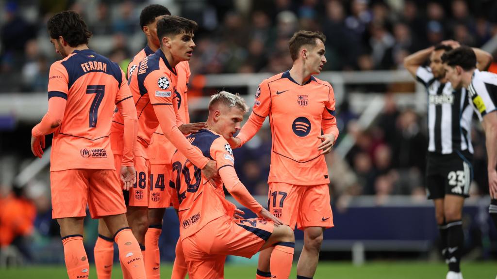 Los jugadores del Barça, exhaustos tras el pitido final en St. Jame's Park.