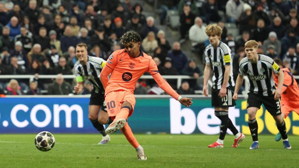 Momento en el que Lamine Yamal marca el gol del empate.