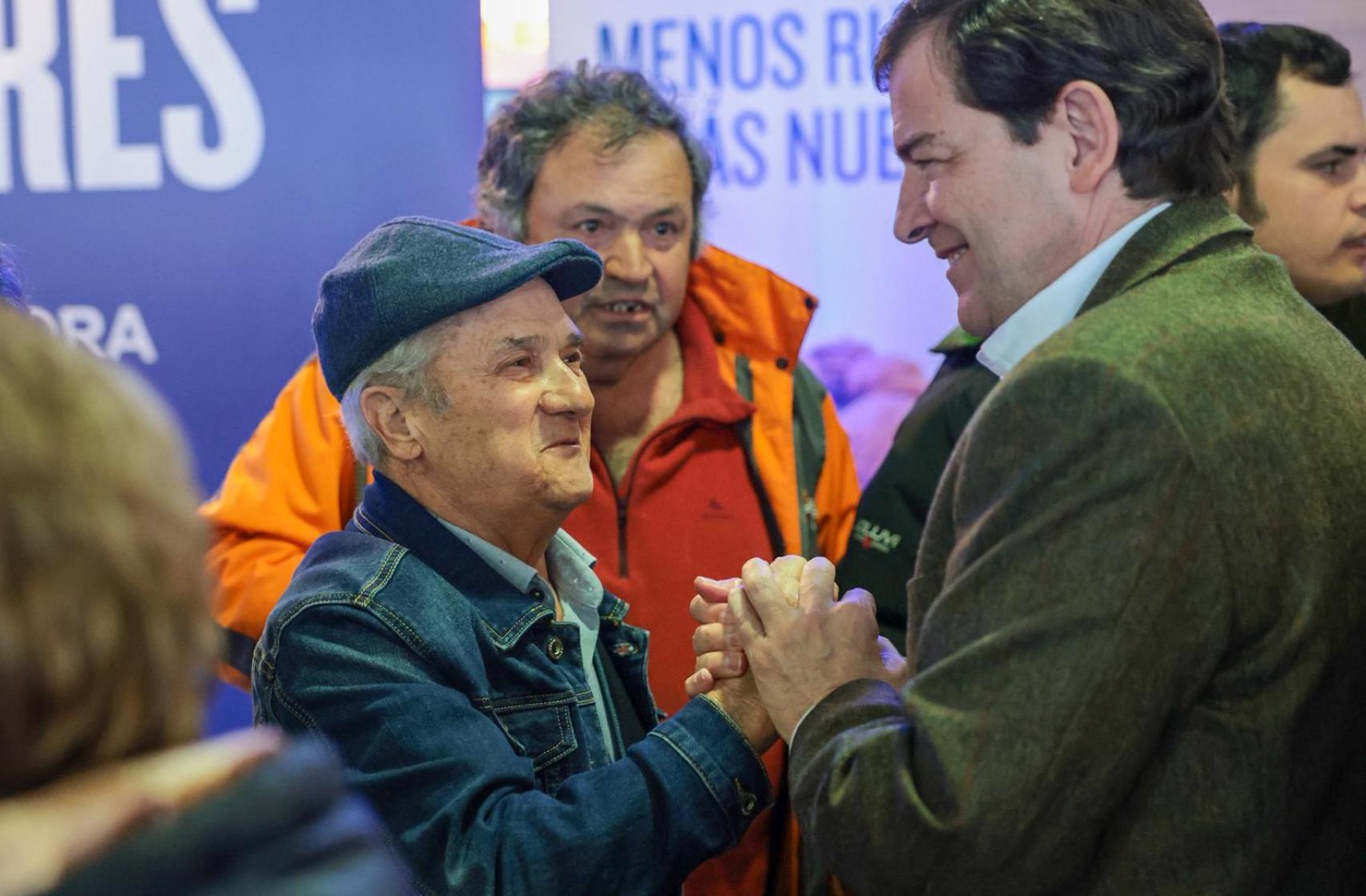 Mañueco saluda a dos simpatizantes