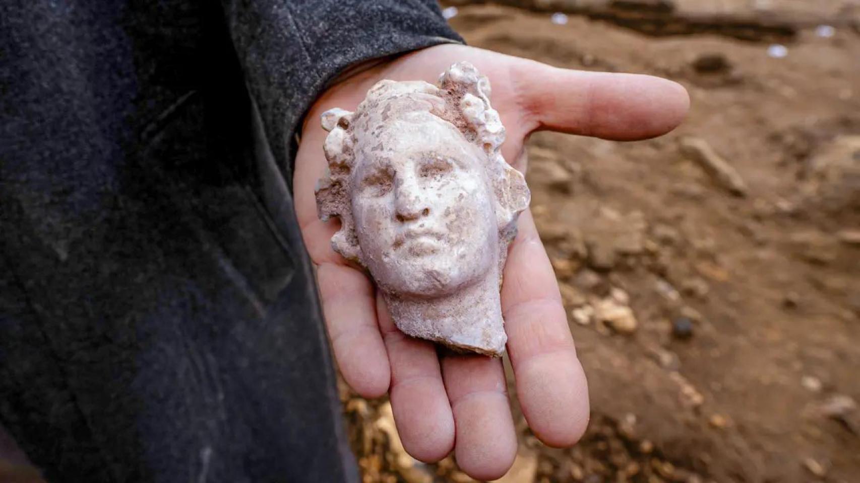 Imagen de una pequeña cabeza de Apolo encontrada en una de las necrópolis más grandes de la antigua Roma.