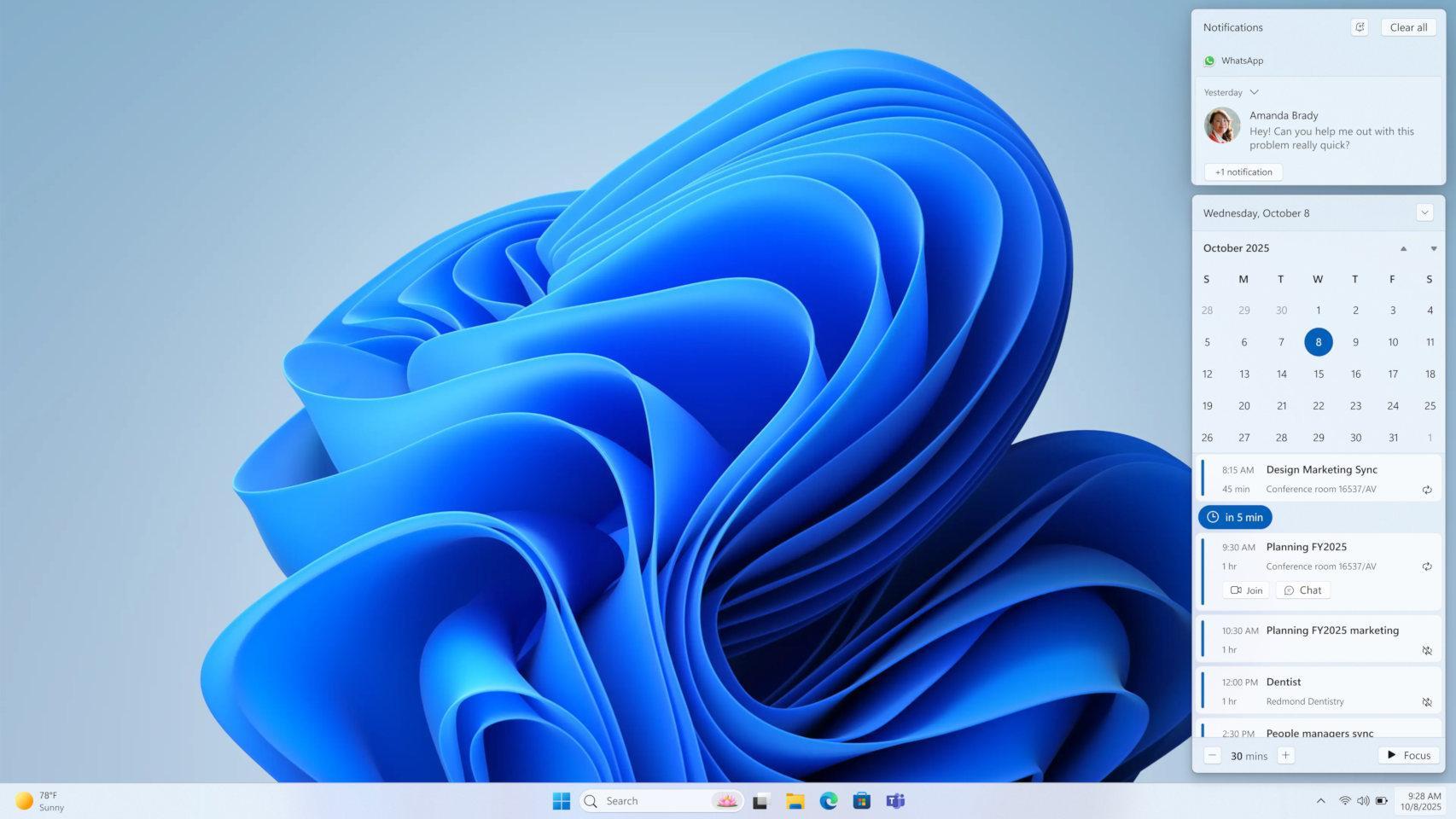 Escritorio de Windows 11 con la nueva agenda en la barra de tareas