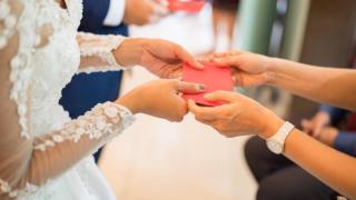 Novia recibiendo un regalo en su boda.