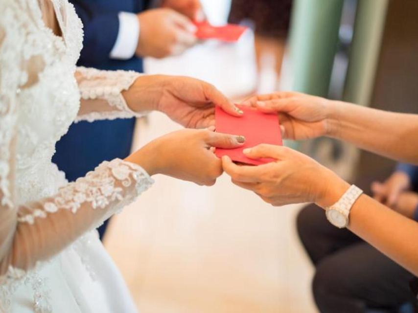 Novia recibiendo un regalo en su boda.