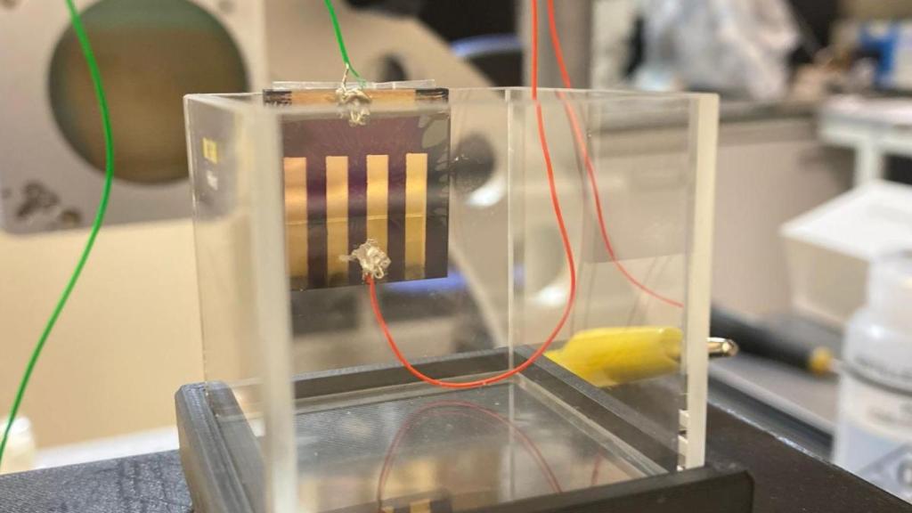 Dispositivo para generar energía con luz solar y lluvia