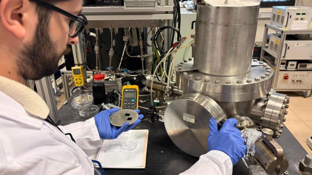 Fernando Núñez Gálvez trabajando en el laboratorio