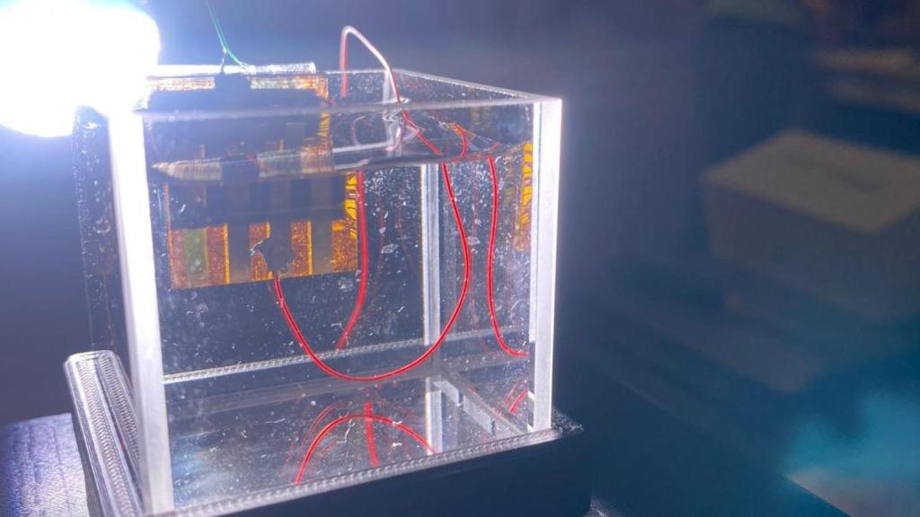 Dispositivo para generar energía con luz solar y lluvia