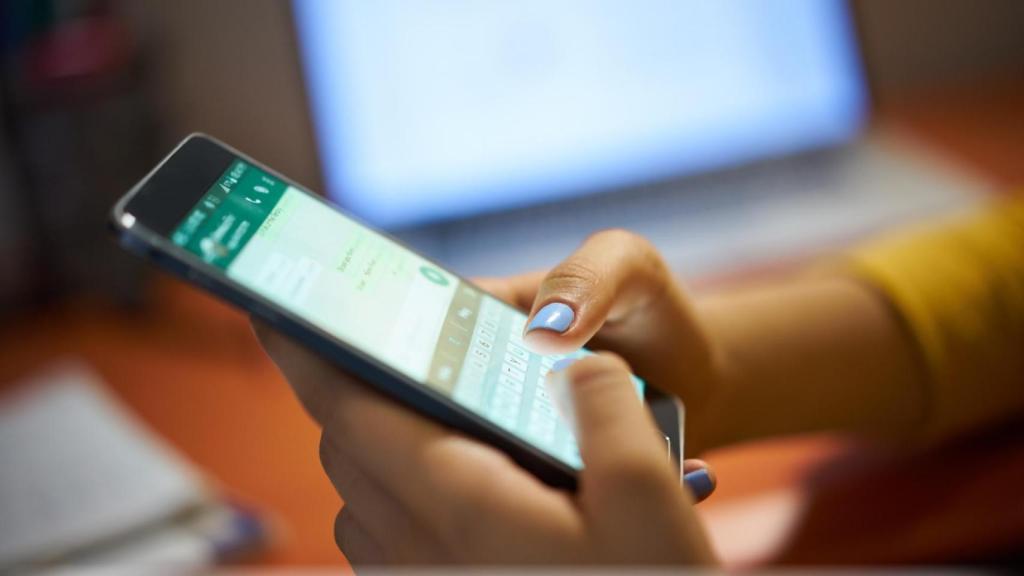 La ley contempla penas aún más graves cuando, además de acceder a esa información privada, se difunde o comparte con terceros.