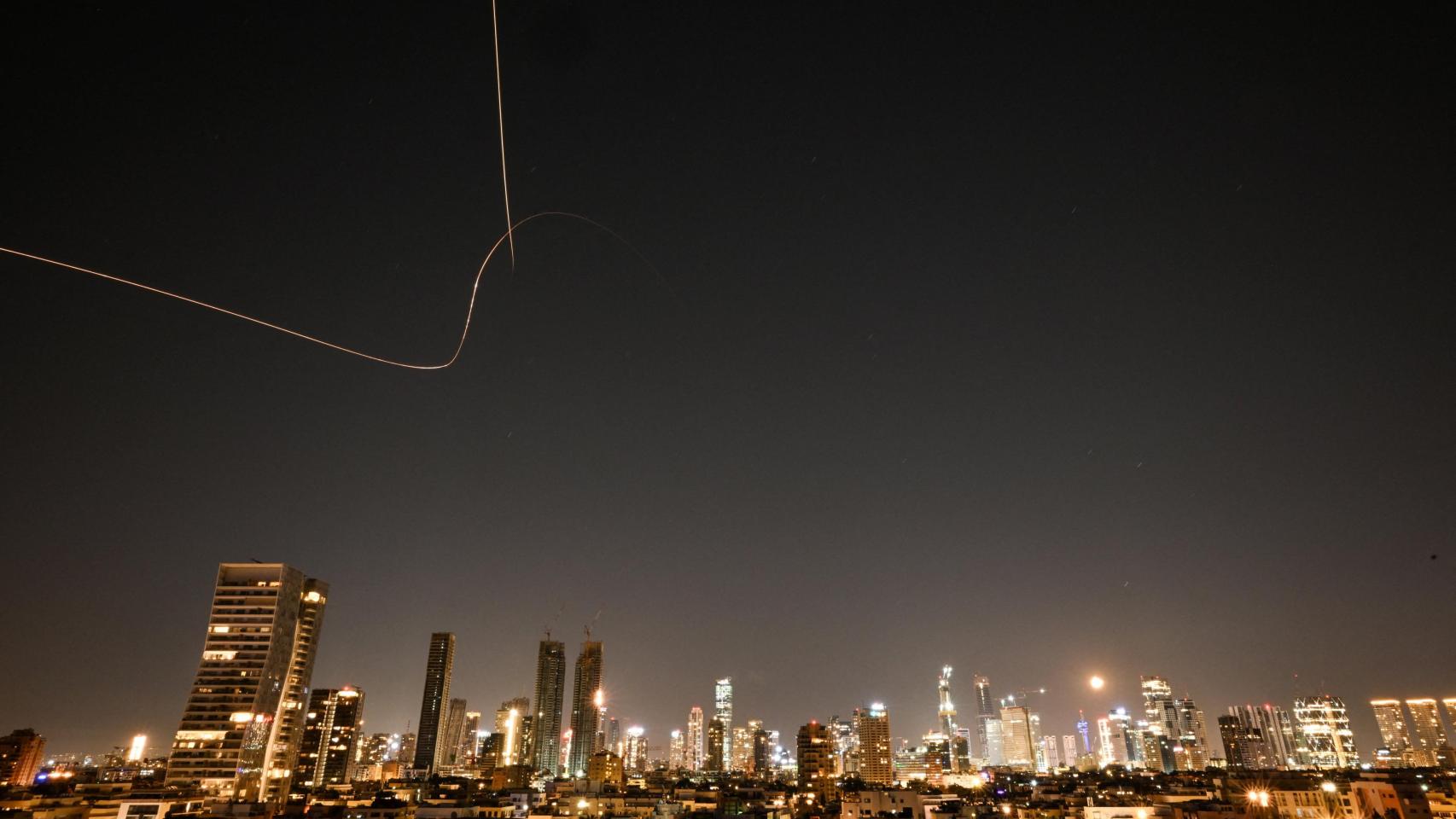 Israel intenta interceptar misiles desde Irán en medio del conflicto entre Estados Unidos e Israel, visto desde Tel Aviv.